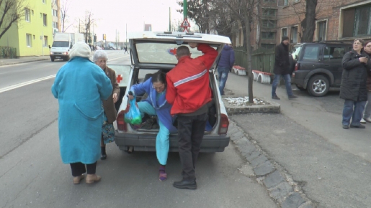 Imagini incredibile în Braşov! Mai mulţi pacienţi, înghesuiţi în portbagajul unei Ambulanţe