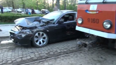 Drive test extrem. Bolid de mii de euro, izbit &icirc;n plin de un tramvai: un rănit