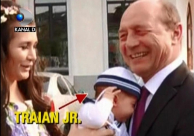 Elena Băsescu şi-a botezat băieţelul în secret 