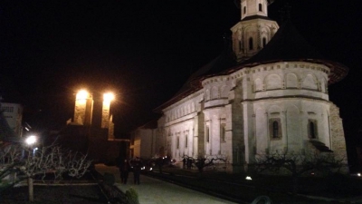 Mii de pelerini la Mănăstirea Putna! Semnificaţiile Morţii şi Învierii Domnului, explicate