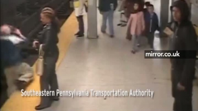 Un om căzut pe șinele de metrou, salvat chiar înainte de sosirea trenului