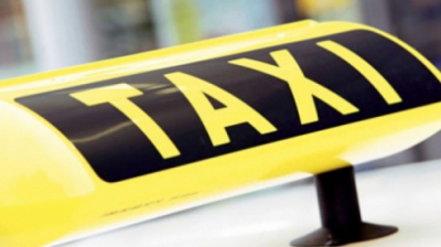 Accident în Iaşi: Un taxi a intrat într-un autocamion-şcoală