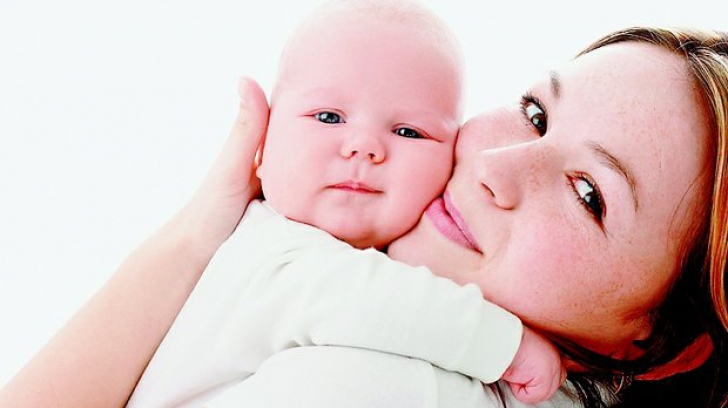 12 lucruri pe care să le eviţi când vizitezi un bebeluş