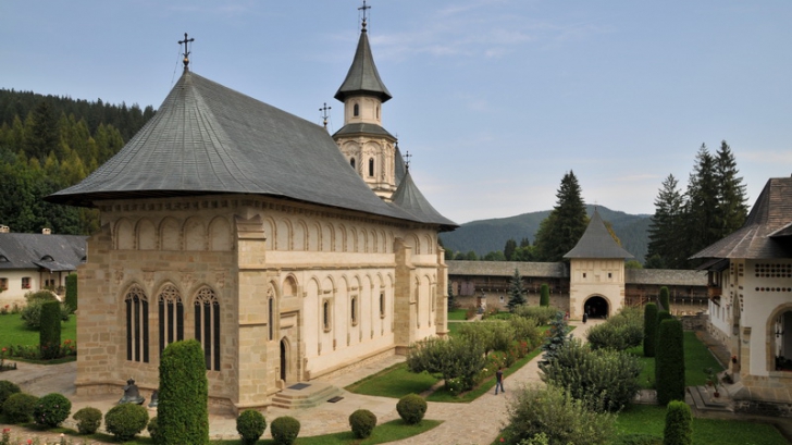 Ediţie specială - Rareş Bogdan în direct de la Mănăstirea Putna, denia prohodului