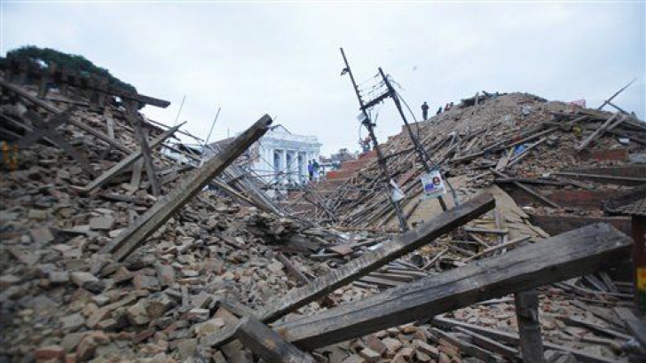 MAE: românii sunt sfătuiţi să evite călătoriile în Nepal şi India. Stare de necesitate după seism