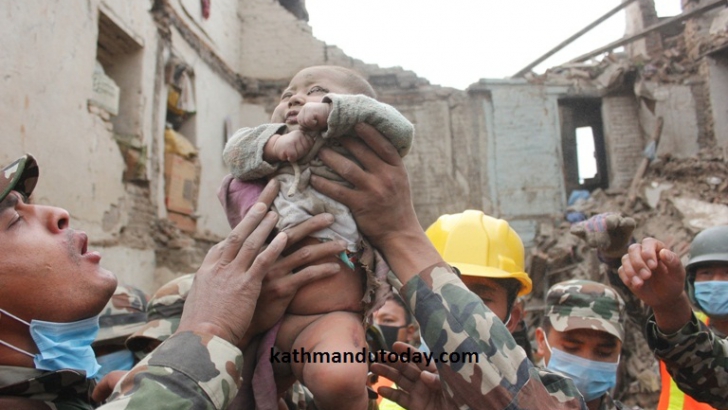 Cutremur Nepal. Bebeluş scos în viaţă dintre dărâmături - imaginile care emoţionează întreaga lume!