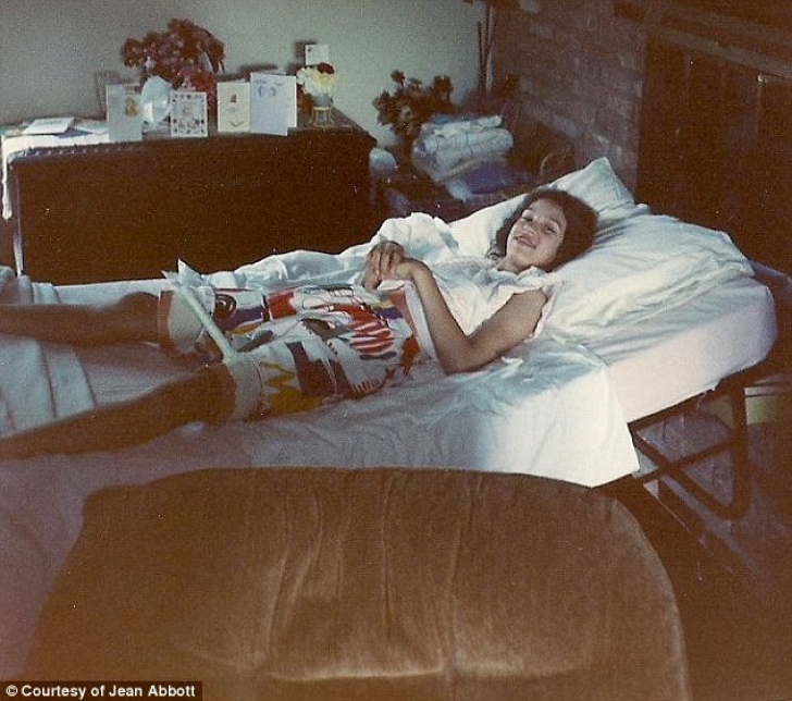 A stat 30 de ani la pat şi a făcut zeci de operaţii, din cauza unui diagnostic greşit.Cum arată acum