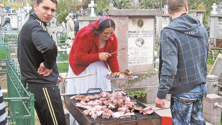 Imagini incredibile. Romii brăileni au venit cu grătare şi băutură la cimitir