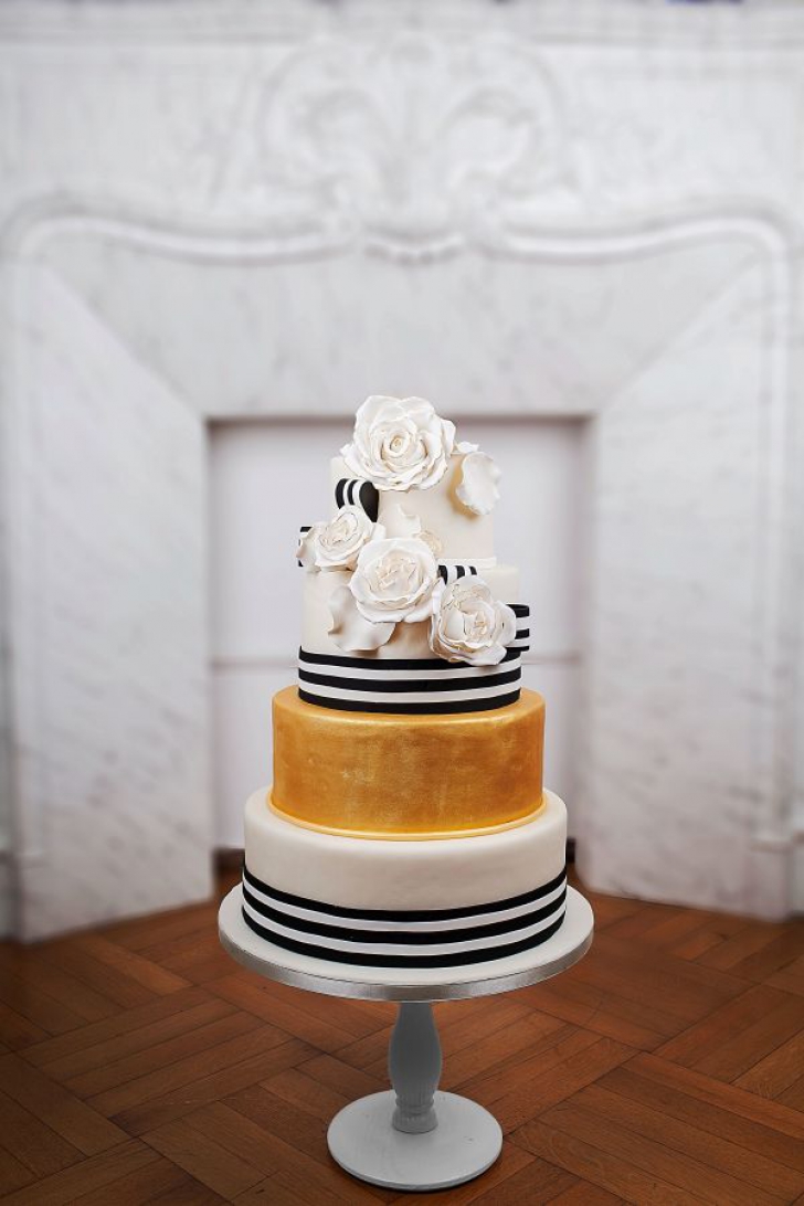 Alb și negru pentru un tort de nuntă elegant (P)