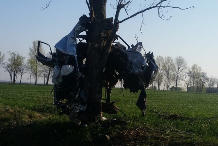 Accident şocant în vestul ţării. A murit, după ce a ajuns cu maşina într-un copac / Foto: voceatransilvaniei.ro