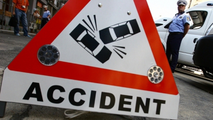 Accident rutier grav: Un microbuz s-a răsturnat după ce a încercat să evite un biciclist