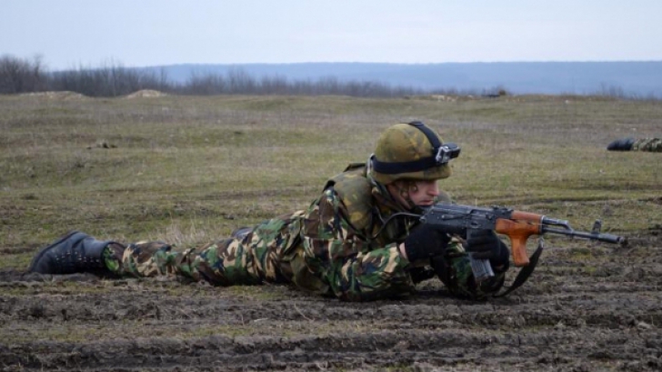 Militarii români, la arme