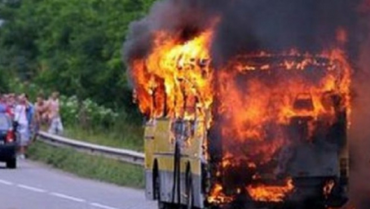 Un autocar plin cu copii a luat foc în judeţul Tulcea