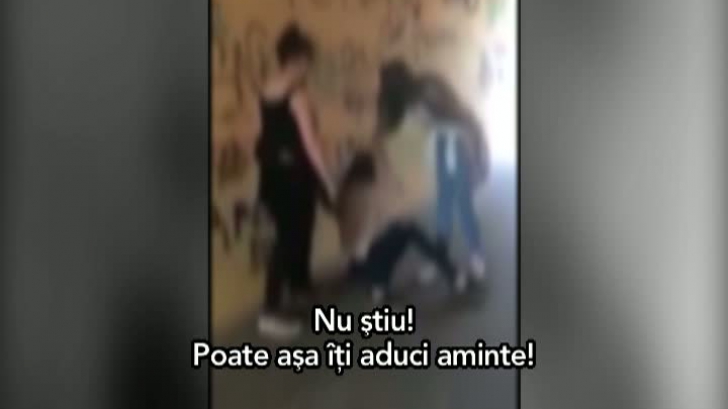 Se întâmpă în România: o tânără, filmată în timp ce e bătută de două prietene