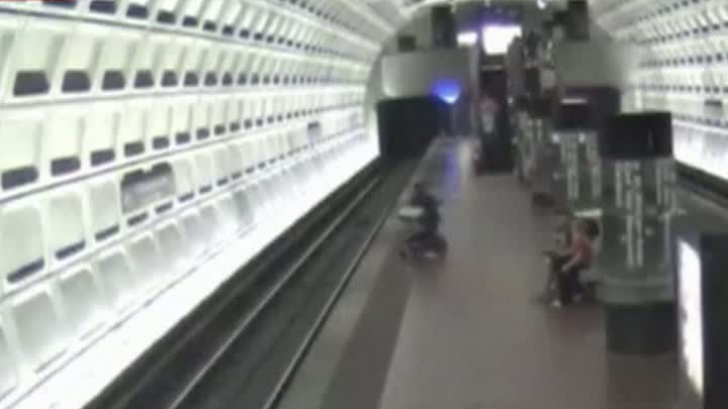 Clipe dramatice: Un bărbat în scaun cu rotile a căzut pe linia de metrou