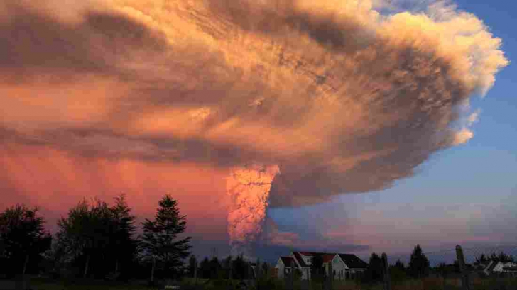 Vulcanul care a erupt de două ori în 24 de ore va erupe din nou. Mai multe curse aeriene, anulate