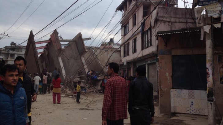 Cutremur masiv în Nepal: Aproximativ 800 de persoane au murit și cartiere întregi sunt în ruină