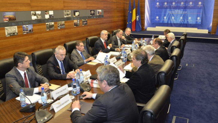 Bogdan Aurescu s-a consultat cu Adrian Năstase și alți foști șefi ai MAE pe tema politicii externe