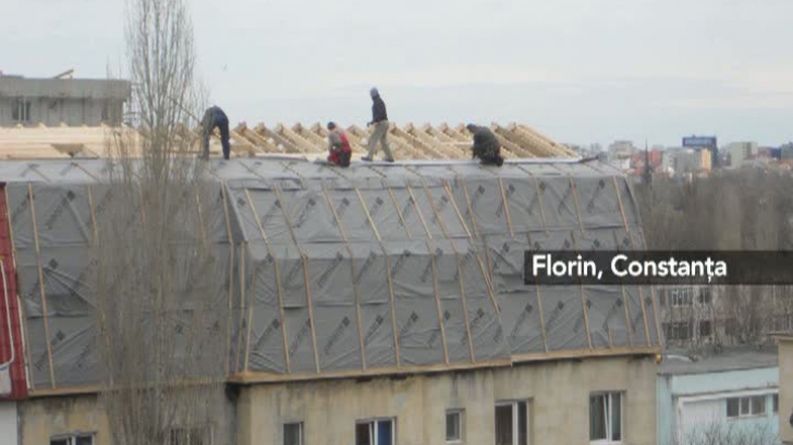 Martor Ocular. Cum se lucrează în Constanţa: muncitori pe acoperişul unui bloc, fără protecţie