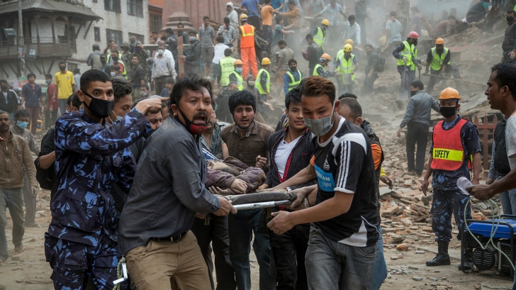 Miracol după cutremurul din Nepal. Un bărbat a fost salvat de sub dărămături după 82 de ore