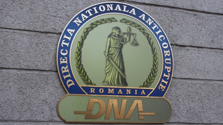 Incident la DNA: Un bărbat a spart geamul de la intrare 