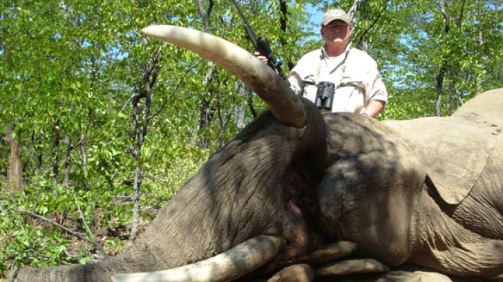 Ian Gibson, alături de un elefant ucis