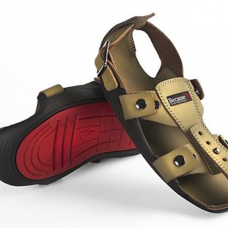Invenţia genială a unui bărbat, pentru copiii săraci: pantoful care creşte o dată cu copilul