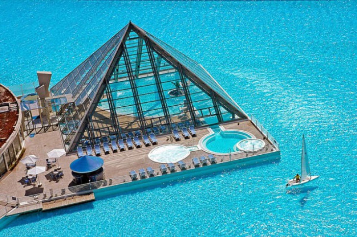 Cea mai mare piscină din lume este cu adevărat spectaculoasă
