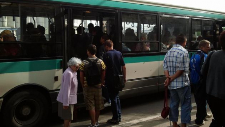 Hoţ surprins când fura din geanta unei femei în autobuz, la Cluj. Reacţia admirabilă a călătorilor