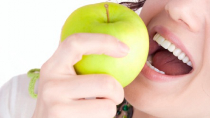 Patru alimente care îţi albesc dinţii în mod natural