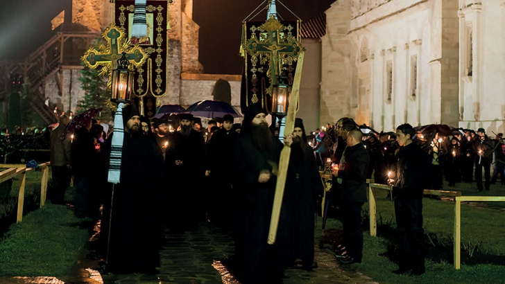 Slujba Învierii a început la Mănăstirea Putna. Urmăriți imagini în direct 