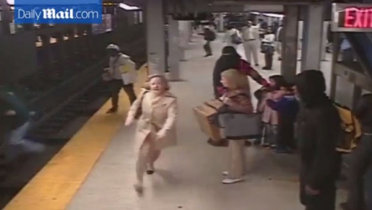 Salvatorul de la metrou. Tânărul care a sărit pe șine și l-a scos pe bătrânul prăbușit