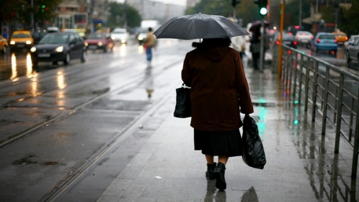 Meteorlogii avertizează: Ploi însemnate şi vânt, în toată ţara, la începutul săptămânii