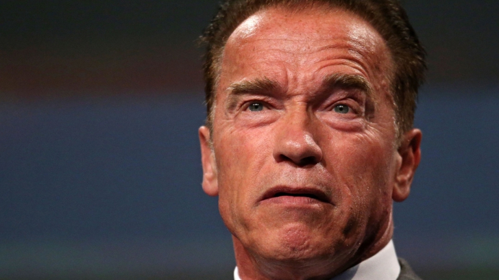 Arnold Schwarzenegger s-a vaccinat în maşină la centrul de vaccinare de pe stadionul Dodgers: „Vino cu mine dacă vrei să trăieşti!” VIDEO