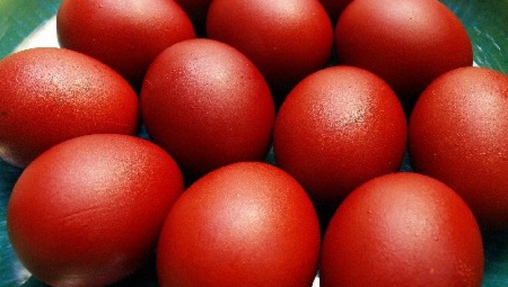 Cum să vopseşti ouăle de Paşte în mod sănătos, fără chimicale, ci cu sfeclă roşie 