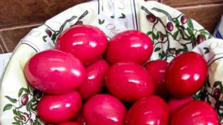 Cel mai mare pericol de Paște: cum recunoști vopseaua tipografică din ouăle roșii 