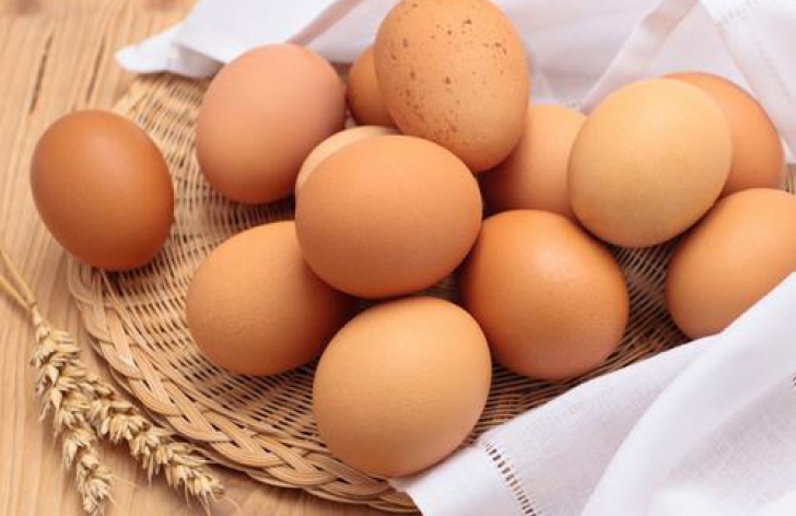 Mituri şi adevăruri despre ouă. Când sunt 'bombă' nutritivă şi când ne otrăvesc