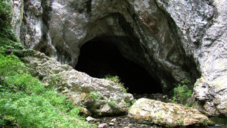 Cadavrul unei femei, descoperit de mai mulţi turişti, într-o peşteră din Hunedoara