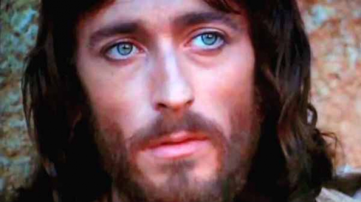 Cum arată astăzi Robert Powell, protagonistul filmului "Iisus din Nazareth"!