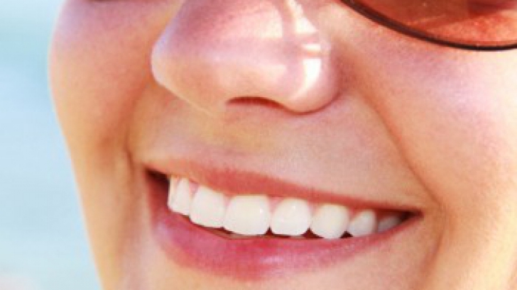 7 trucuri surprinzătoare pentru dinți mai albi și un zâmbet de milioane