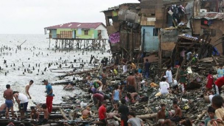 24 000 de persoane, evacuate din calea taifunului, în Filipine 