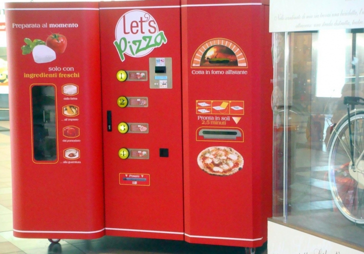 Uite cum arată mașinăria care coace si servește PIZZA
