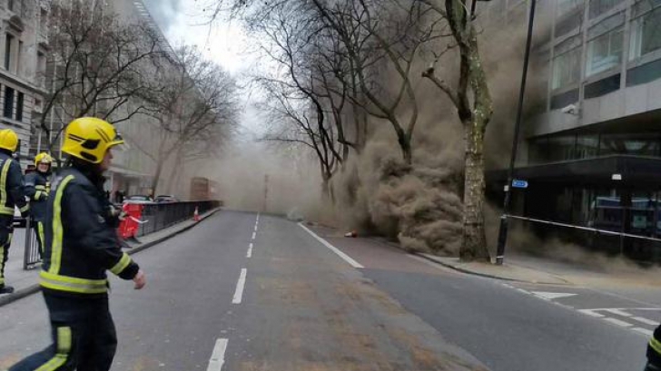 Incendiu de proporții la Londra: Două mii de persoane au fost evacuate