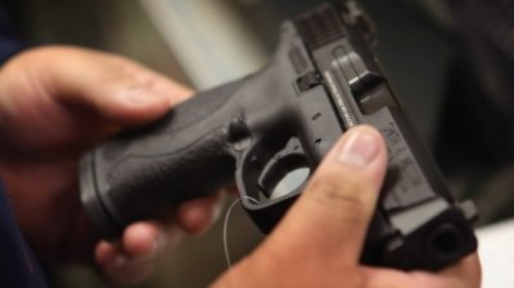 Un copil de trei ani și-a &icirc;mpușcat mortal fratele de un an