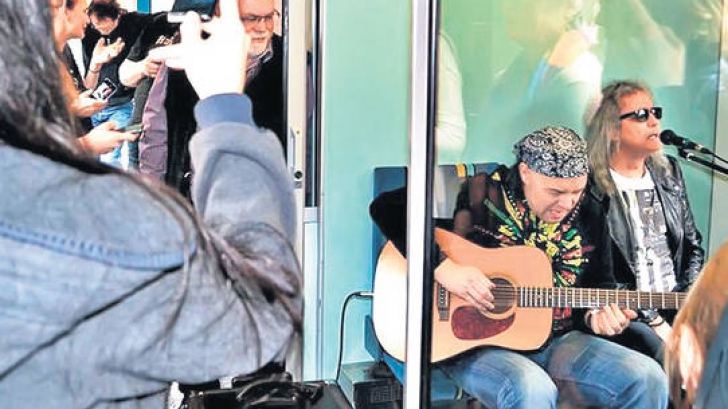 Cristi Minculescu, plecat de trei ani din România, a ajuns să cânte în tren în Germania