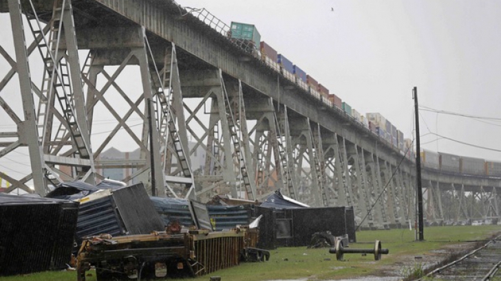Imagini apocaliptice! Mai multe vagoane de tren, măturate de vântul puternic de pe un pod - VIDEO / Foto: koreatimesus.com