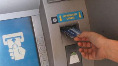 Dispozitive de copiere a datelor pe bancomate din București. Trei bulgari, arestaţi