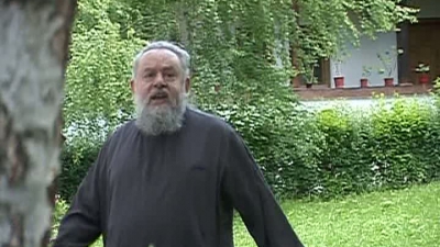 Blesteme preoţeşti, la mânăstire. Preotul vedetelor, aflat sub control judiciar, filmat