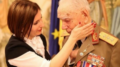 Poza care a emoţionat Internetul. Ce l-a făcut pe eroul din Al Doilea Război Mondial să plângă / Foto: MApN