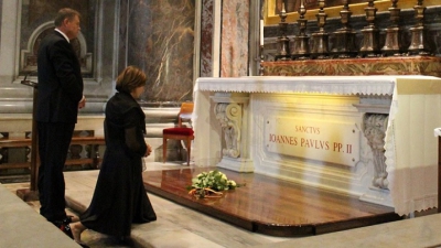 Klaus Iohannis și soția, rugăciune la mormântul Papei Ioan Paul al II-lea FOTO